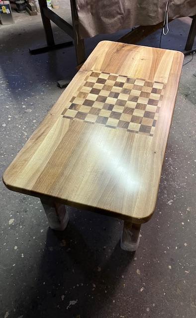Šachovnicový masívny stôl orech ručná výroba, 