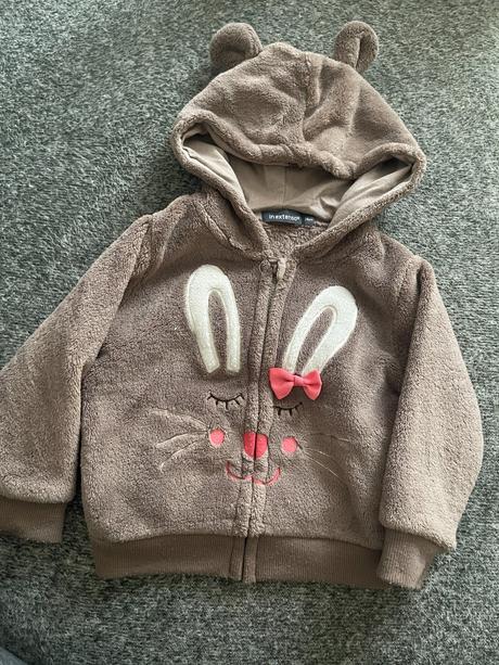 Mikina, in extenso,74