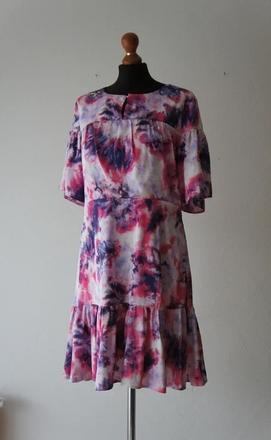 Elegantné saténové šaty s umeleckou potlačou, xl