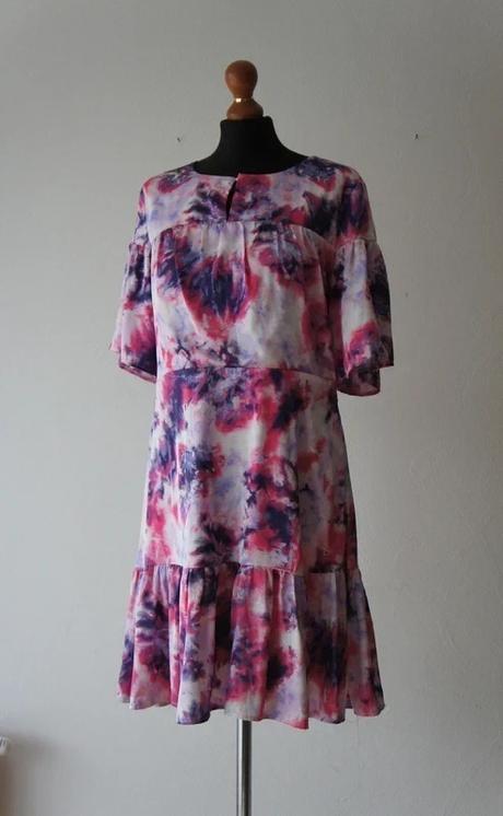 Elegantné saténové šaty s umeleckou potlačou, xl