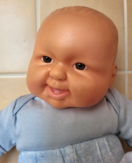 Bábika s hnedými očami a s príslušenstvom, 