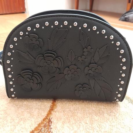 Krásna vybijana kabelka crossbody, 