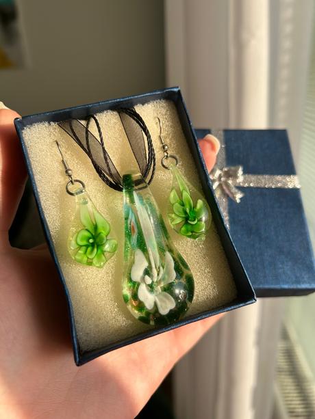 Náhrdelník a náušice, 