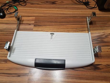 Vysuvna polica na klavesnicu, 