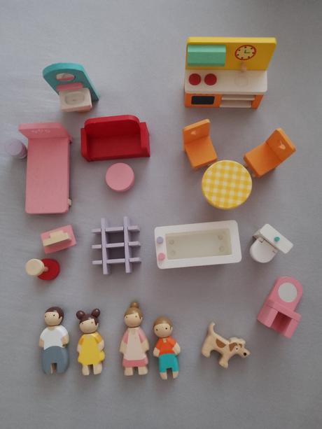 Drevený domček pre bábiky,