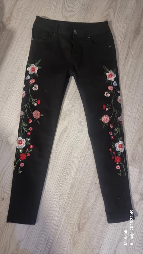 Uzasne vysivane nihavice zdobene folk, m