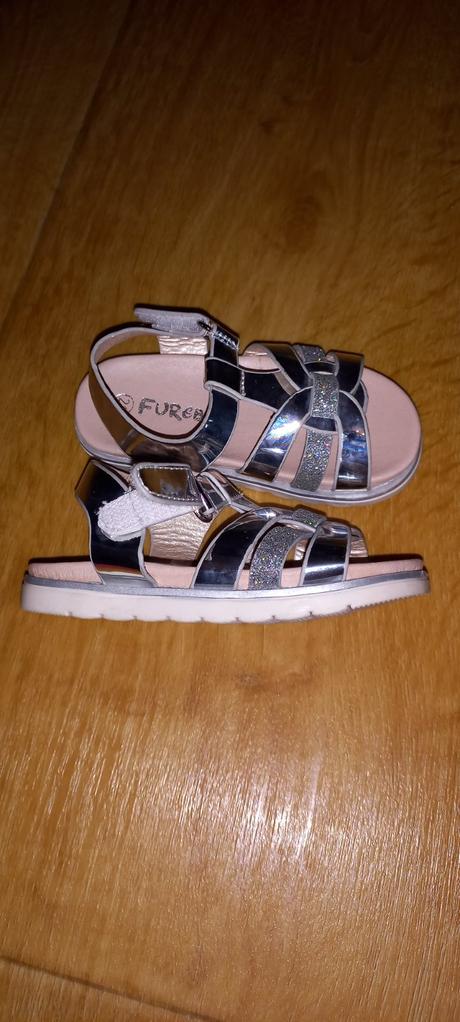 Strieborné sandále, 21