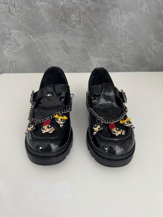 Čierne mokasíny, 33