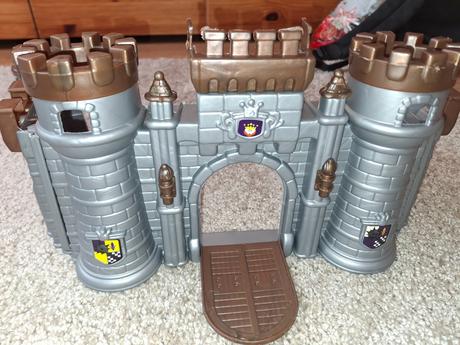 Rytiersky hrad aj s rytiermi, 