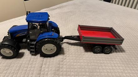 Bruder traktor s vlečkou, 