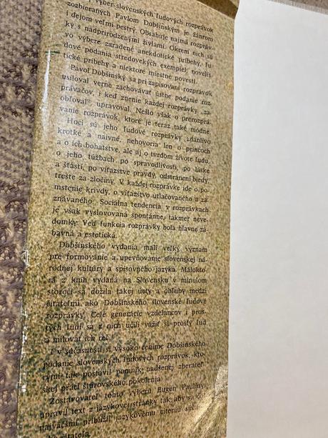 Krásna retro stará kniha rozprávok zakliata hora, 