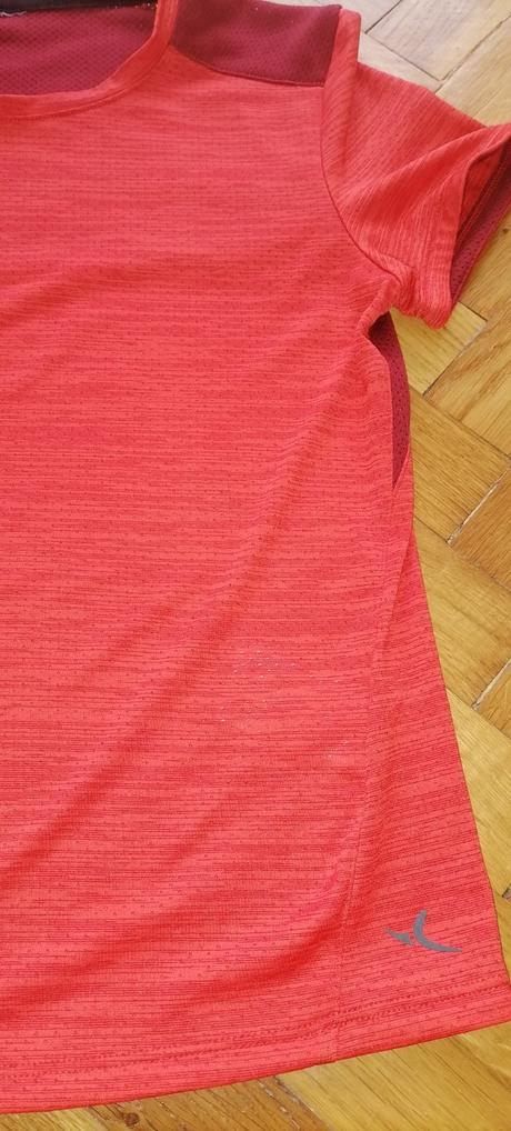 3x oblečené decathlon tričko, decathlon,134