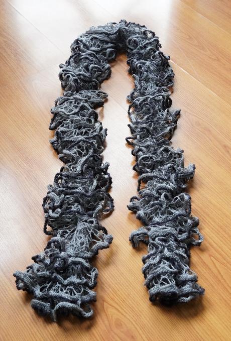 Sivý ozdobný šál, 