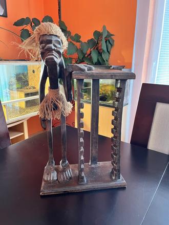 Drevený stojan s domorodcom, 