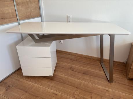 Písací stôl novel,