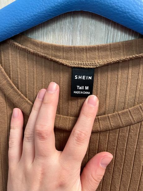 Šaty s perličkami, m