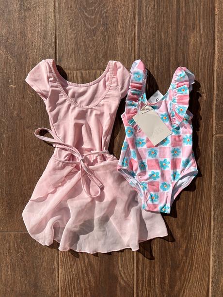 Zara plavky s visačkou a decatlon tanečny dres, 