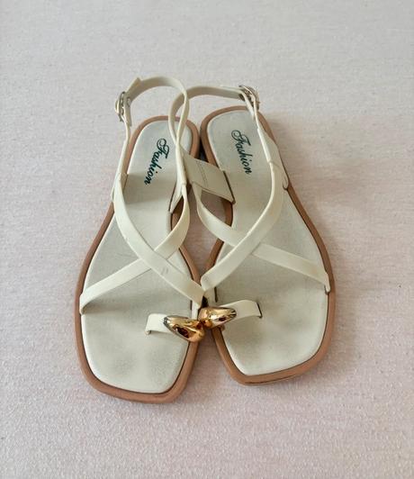 Dámske sandále s elegantným zlatým detailom, 37