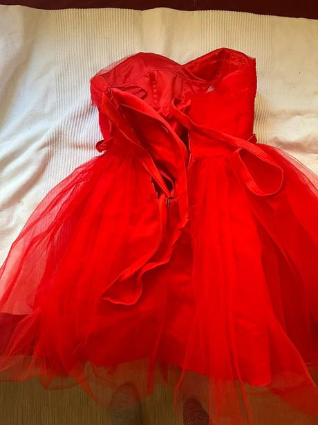 Červené šaty, s