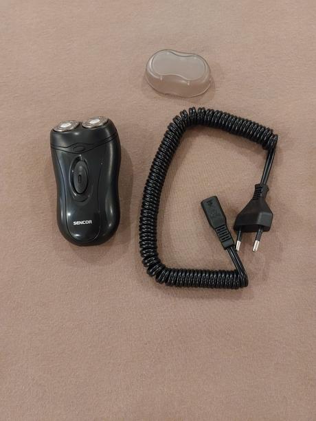 Pánsky elektrický holiaci strojček,