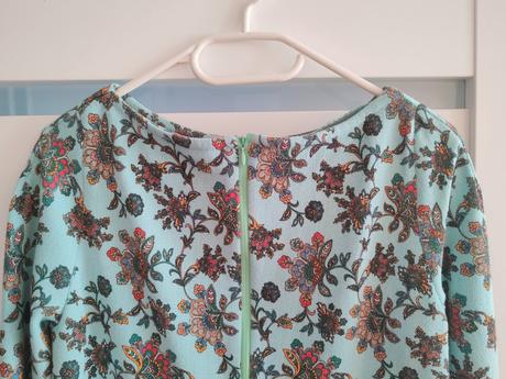 Pekné doma šité šaty, 38