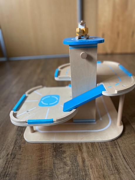 Drevenný parkovací dom tchibo, 