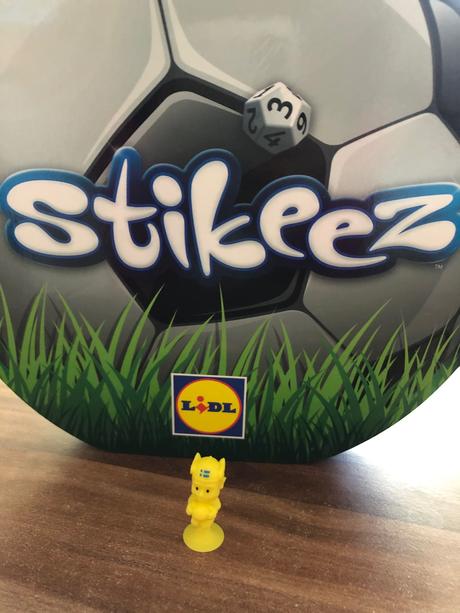 Stikeez futbal kompletne + 1 na vymenu, 