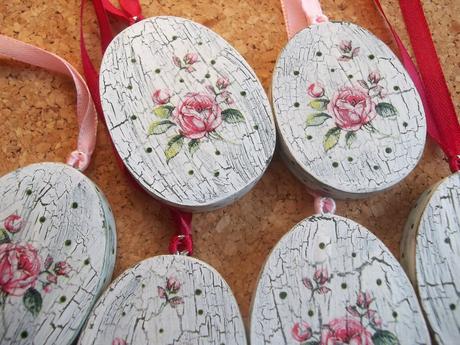 Drevené vajíčko s ružičkami,