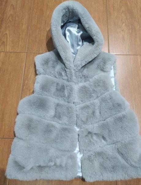 Kožušinova vesta s kapucňou, 