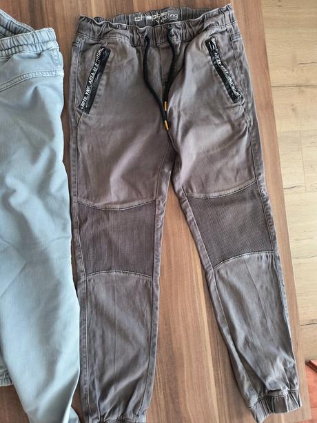 Dvoje krásne nohavice pre fesaka, zara,158