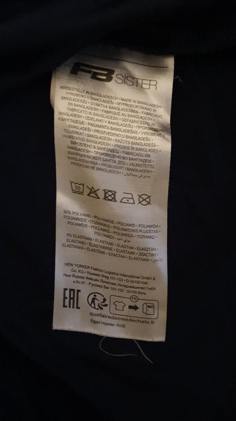 2 tmavomodre crop topy, s