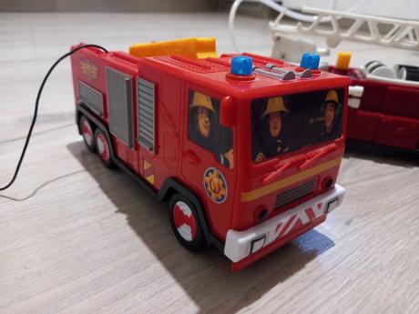 2 hasičské autá, 