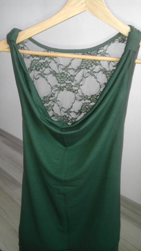 Super tričko s kvetovanou čipkou na ramenách, s