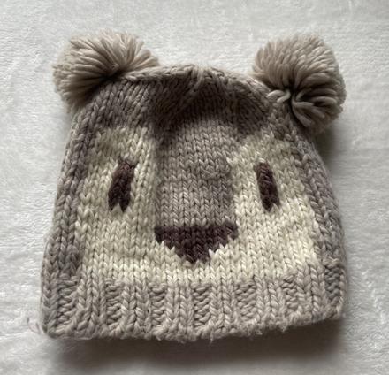 Čiapka s brmbolčekmi, 128