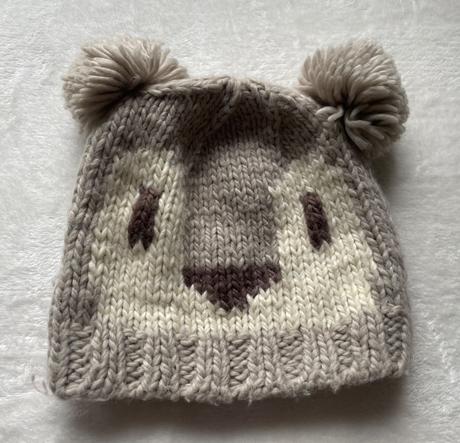 Čiapka s brmbolčekmi, 128