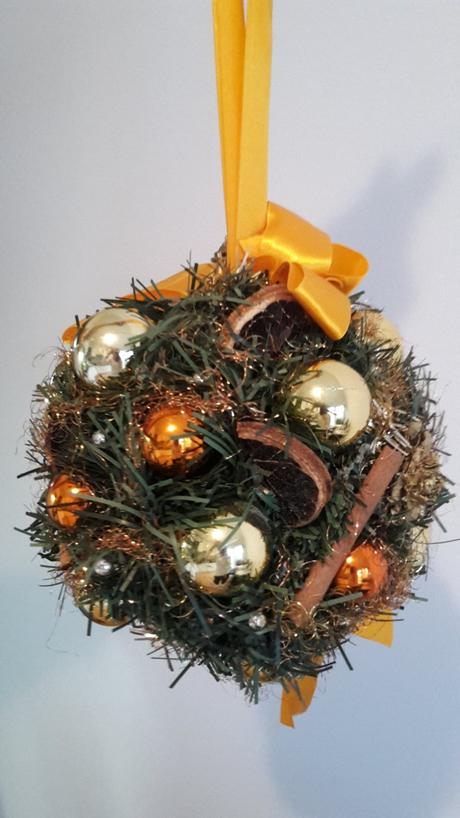 Adventný veniec a vianočná guľa, 