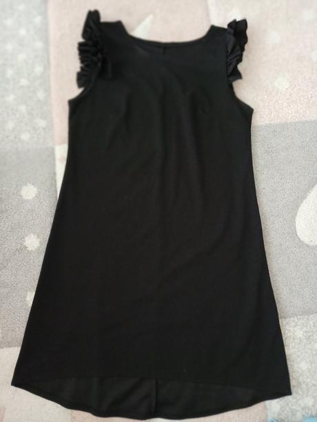 Krásne šatys volanmi super stav, m