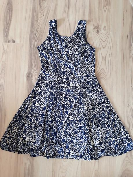 Dievčenské šaty v. 140-146, 140