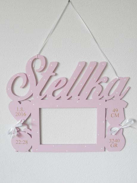 Fotorámik s menom a údajmi,