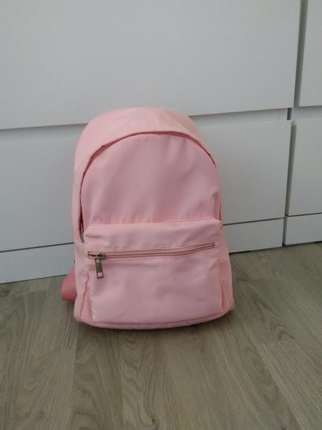 Dievčenský ruksak, gate