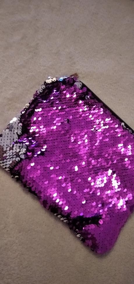 Kabelka s premienacimi flitrami,