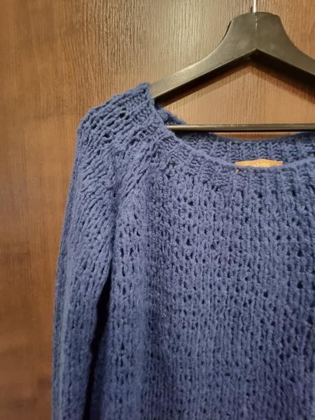 Tmavomodrý pletený sveter, s