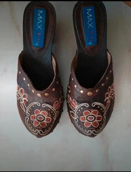 Vyšívané dreváky, 36