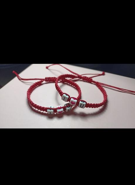 Ručné robené náramky a kľúčenky, 