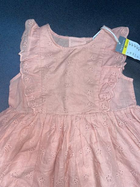 Šaty s madeirovou výšivkou, 92