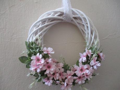 Venček s bledo ružovými kvietkami,