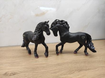 Schleich - tmave kone so striebristou hrivou,