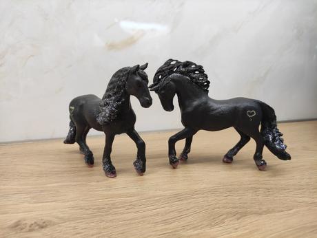 Schleich - tmave kone so striebristou hrivou, 