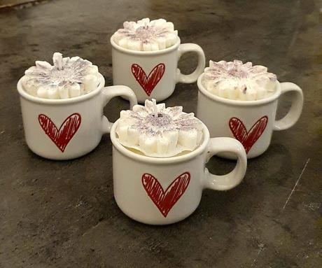 Sójové sviečky v hrnčekoch,