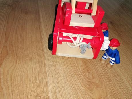 Hasiči a hasičské auto,